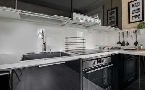 Hiili: Køkken, Køkken Apparat, Countertop, Større Bandage, Cabinetry, Komfur, Husholdningsapparat, Indretning, Gulvbelægning, Komfur