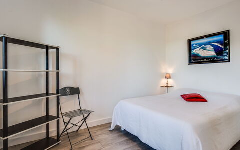 Résidence le Parc: Soveværelse, Værelse, Møbel, Seng, Ejendom, Bed Frame, Sengetøj, Indretning, Sengetøj, Etage