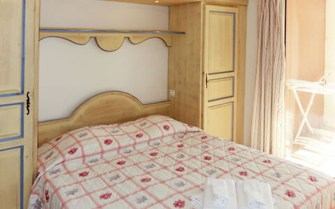 Sainte Maxime 688: Soveværelse, Seng, Værelse, Møbel, Sengetøj, Ejendom, Bed Frame, Sengetøj, Madras, Væg