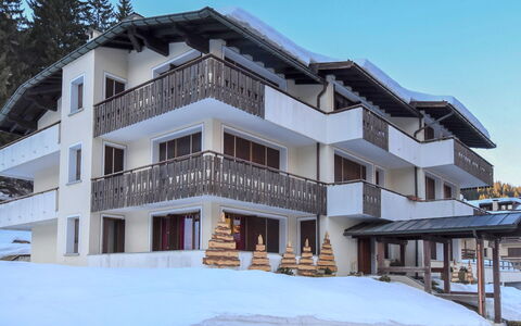 Madonna di Campiglio 300: Himmel, Sne, Bygning, Vindue, Træ, Boligområde, Facade, Ejendom, Kommerciel Bygning, Skygge