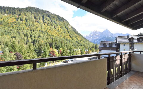 Madonna di Campiglio 300: Bjerg, Transportere, Himmel, Arkitektur, Træ, Hill Station, Bjergkæde, Bygning, Altan, Turisme