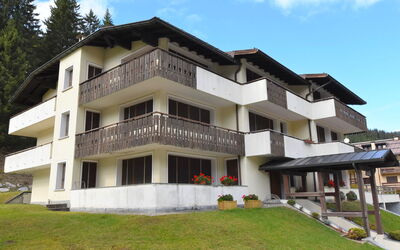 Madonna di Campiglio 300: Himmel, Bygning, Ejendom, Sky, Plante, Vindue, Land Lot, Træ, Urban Design, Ejerlejlighed
