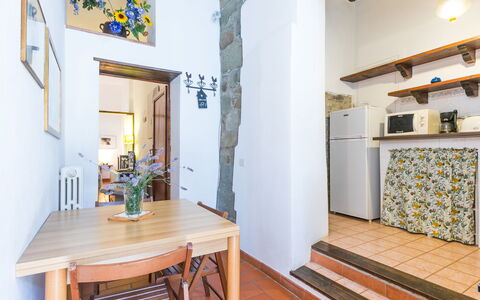 Ridaldi: Bord, Ejendom, Møbel, Cabinetry, Azure, Træ, Indretning, Stol, Gulvbelægning, Etage