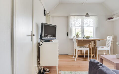 Bergkvara: Ejendom, Møbel, Vindue, Bygning, Bord, Television, Træ, Etage, Indretning, Stol