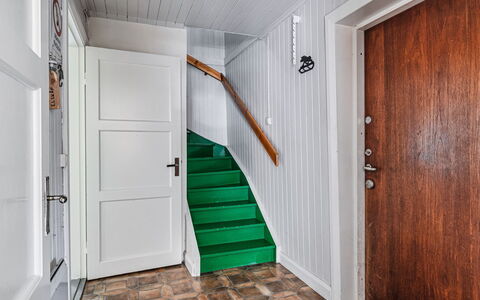 Mjöshult: Dør, Træ, Bygning, Trappe, Gulvbelægning, Etage, Home Dør, Bejdse