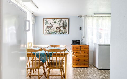 Bredasjö: Møbel, Cabinetry, Bord, Stol, Bygning, Skuffe, Træ, Billedramme, Indretning, Vindue