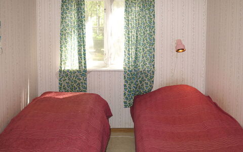 Älgnäs: Møbel, Bygning, Komfort, Træ, Textile, Gardin, Indretning, Hus, Seng