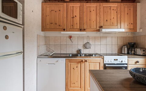 Kvisthån Tallen: Cabinetry, Countertop, Køkkenvask, Ejendom, Møbel, Køkken Apparat, Håndvask, Køkken, Komfur, Træ