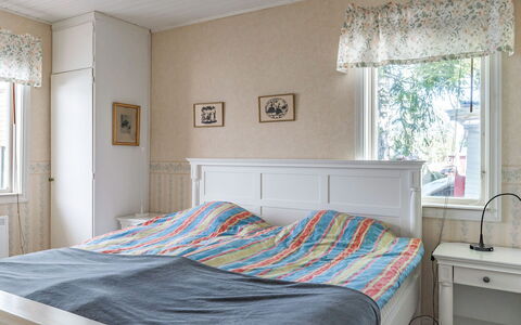 Uskeboda: Møbel, Ejendom, Vindue, Komfort, Azure, Træ, Cabinetry, Bygning, Textile, Bed Frame