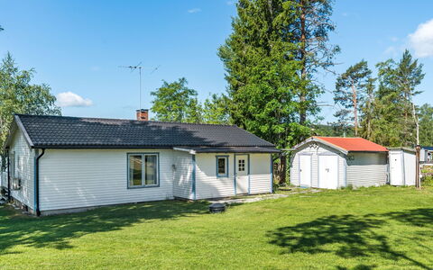 Uskeboda: Himmel, Plante, Bygning, Sky, Ejendom, Vindue, Hus, Træ, Land Lot, Dør