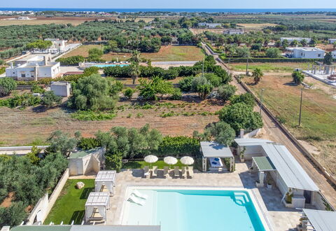 Villa Niraclo': Plante, Ejendom, Bygning, Himmel, Azure, Træ, Svømmepøl, Urban Design, Arkitektur, Vand