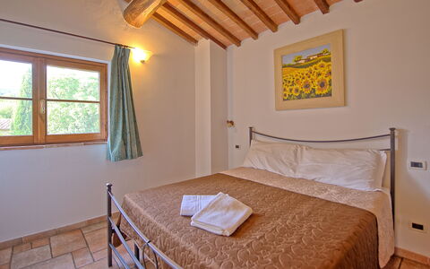 Borgo Mulignone: Soveværelse, Værelse, Seng, Møbel, Ejendom, Bygning, Sengetøj, Loft, Bed Frame, Etage