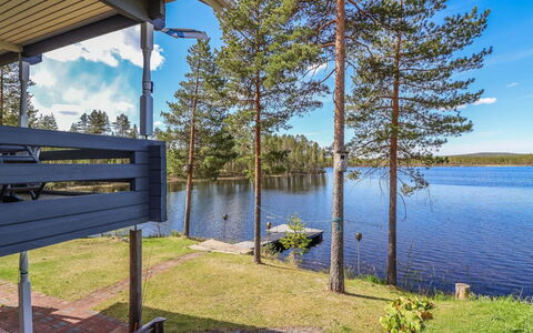 Kreivilä: Altan, Lejlighed, Skygge, Glas, Ejerlejlighed, Gelænder, Veranda, Dagslys, Dæk, Udendørs Møbler