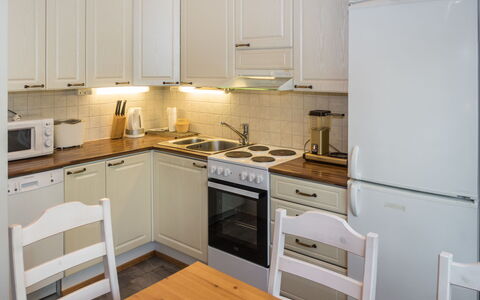 Onkijantie 7B: Køkken Apparat, Køkken, Større Bandage, Cabinetry, Countertop, Møbel, Indretning, Gulvbelægning, Træ, Komfur