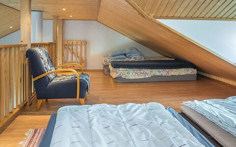 Onkijantie 7B: Møbel, Indretning, Etage, Gulvbelægning, Træ, Loft, Soveværelse, Seng, Værelse, Textile