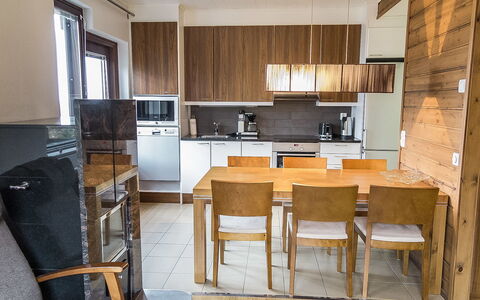 Villa Ylläs 302: Møbel, Indretning, Gulvbelægning, Etage, Træ, Loft, Værelse, Countertop, Køkken, Stol