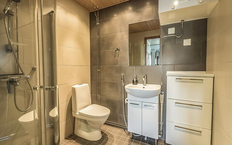 Villa Ylläs 302: Toiletbræt, Badeværelse, Toilet, Gulvbelægning, Indretning, Sanitærarmatur, Badeværelsesvask, Etage, Væg, Håndvask