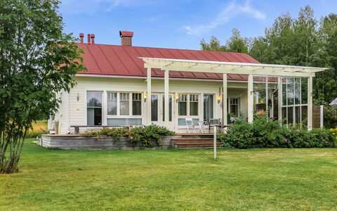 Kotiranta: Græs, Hus, Sommerhus, Land Lot, Hjem, Estate, Lawn, Sidespor, Stuehus, Veranda