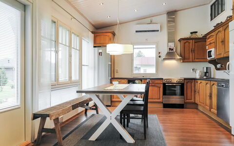 Kotiranta: Græs, Hus, Sommerhus, Land Lot, Hjem, Estate, Lawn, Sidespor, Stuehus, Veranda