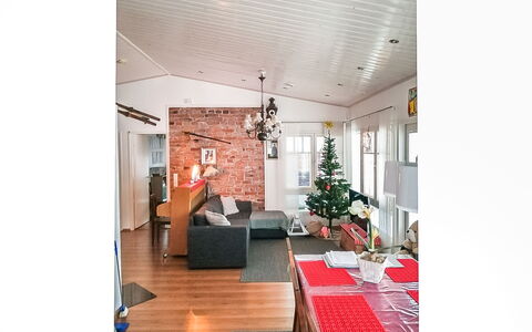 Kotiranta: Græs, Hus, Sommerhus, Land Lot, Hjem, Estate, Lawn, Sidespor, Stuehus, Veranda