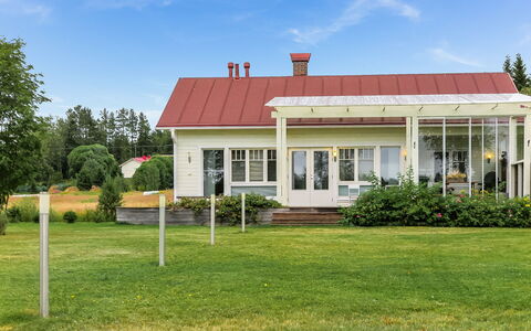Kotiranta: Græs, Hus, Sommerhus, Land Lot, Hjem, Estate, Lawn, Sidespor, Stuehus, Veranda