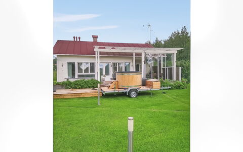 Kotiranta: Græs, Hus, Sommerhus, Land Lot, Hjem, Estate, Lawn, Sidespor, Stuehus, Veranda