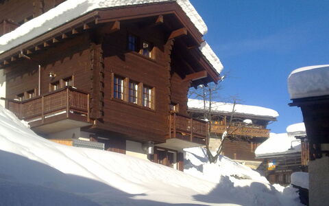 Chalet a Coeur: Ejendom, Bygning, Himmel, Sne, Vindue, Hældning, Hus, Træ, Fryser, Fritid