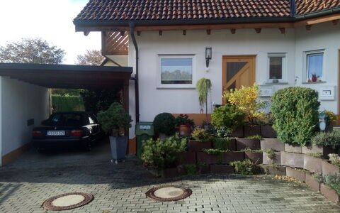 Donau: Ejendom, Hus, Bygning, Hjem, Ejendom, Tag, Gårdsplads, Sommerhus, Facade, Cobblestone