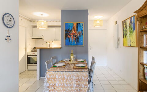 Le Palma: Ejendom, Møbel, Azure, Bord, Belysning, Træ, Indretning, Dekoration, Ur, Cabinetry