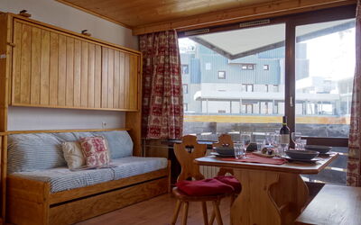 Tignes 395: Møbel, Ejendom, Bord, Vindue, Træ, Indretning, Komfort, Bygning, Etage, Gulvbelægning