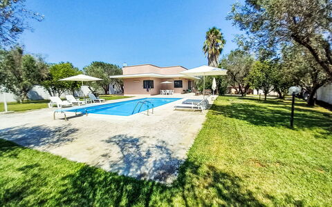 Giusy: Blå, Estate, Skygge, Svømmepøl, Hacienda, Udvej, Landscaping, Villa, Lawn, Mansion