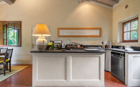 Casa Dell'ambasciatore: Møbel, Indretning, Countertop, Køkken, Gulvbelægning, Køkken Apparat, Træ, Cabinetry, Loft, Belysning