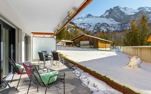 Kandersteg 420: Ejendom, Møbel, Himmel, Vindue, Bygning, Skygge, Bjerg, Arkitektur, Træ, Stol