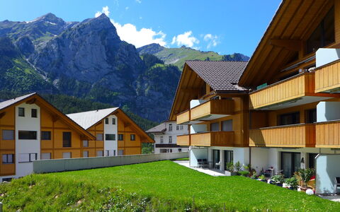 Kandersteg 420: Sky, Himmel, Plante, Ejendom, Bygning, Bjerg, Vindue, Natur, Naturlige Landskab, Træ