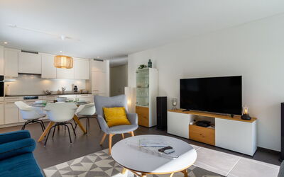 Terrasse 420.3: Bord, Møbel, Ejendom, Komfort, Bygning, Belysning, Arkitektur, Hus, Indretning, Stue