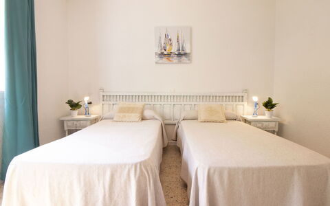Villa Karoline: Soveværelse, Møbel, Seng, Værelse, Ejendom, Sengetøj, Bed Frame, Væg, Indretning, Sengetøj