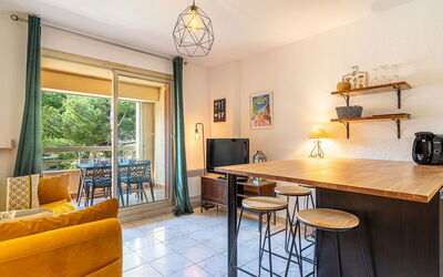 Les Regates 217.9: Udendørs Møbler, Have, Udendørs Bord, Stol, Skygge, Landscaping, Backyard, Gård, Eco Hotel, Køkken & Spisebord