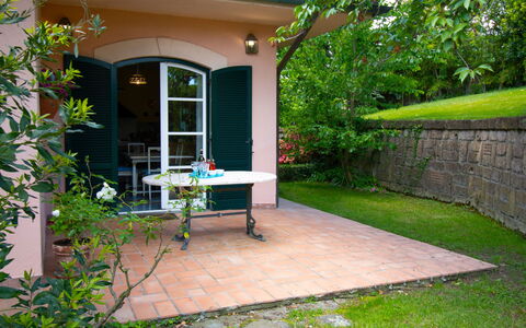 Nicoletta: Ejendom, Hus, Bygning, Gård, Hjem, Ejendom, Backyard, Have, Gårdhave, Græs