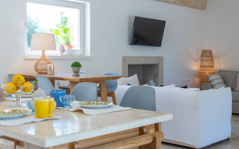 Villa Amelia Ostuni: Møbel, Indretning, Bord, Værelse, Stol, Couch, Bordservice, Belysning, Hjem, Stue