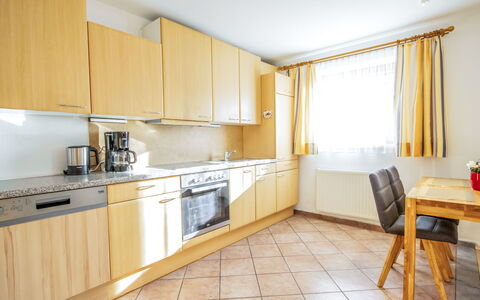 Christine: Ejendom, Værelse, Møbel, Køkken, Cabinetry, Bygning, Indretning, Gul, Countertop, Hus