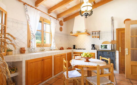 Mavi: Indretning, Møbel, Gulvbelægning, Træ, Køkken, Loft, Etage, Countertop, Cabinetry, Værelse