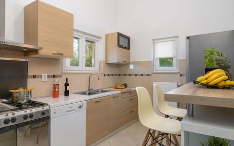 Casetta Filip: Værelse, Ejendom, Countertop, Møbel, Køkken, Cabinetry, Indretning, Gul, Bygning, Hus