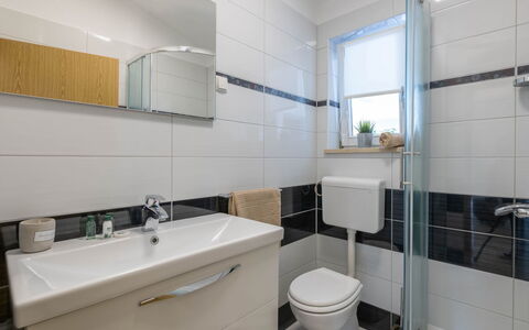 Casetta Filip: Spejl, Sanitærarmatur, Tap, Håndvask, Ejendom, Badeværelsesskab, Cabinetry, Badeværelsesvask, Badeværelse, Bygning