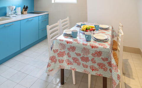 Nikica: Dug, Værelse, Etage, Ejendom, Møbel, Bord, Textile, Flise, Turquoise, Sengetøj