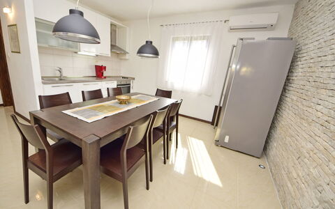 Sofija: Værelse, Ejendom, Møbel, Indretning, Etage, Bygning, Bord, Loft, Hus, Køkken