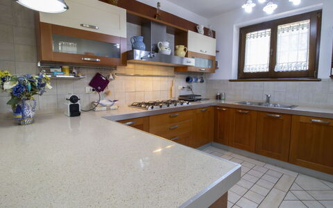 La Danza: Countertop, Værelse, Ejendom, Køkken, Cabinetry, Bygning, Møbel, Etage, Indretning, Flise