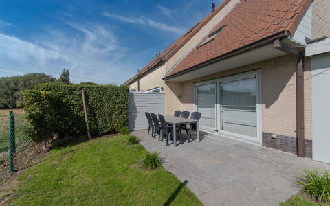 De Haan 330: Sky, Plante, Ejendom, Himmel, Bygning, Vindue, Land Lot, Hus, Græs, Skygge