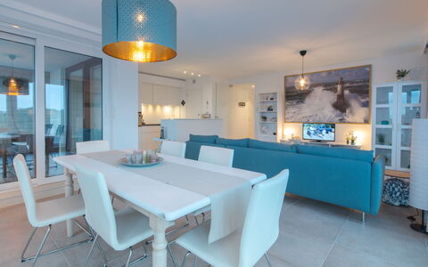 Pura Vida with Balcony: Ejendom, Værelse, Bygning, Indretning, Møbel, Spisestue, Bord, Ejendom, Belysning, Turquoise