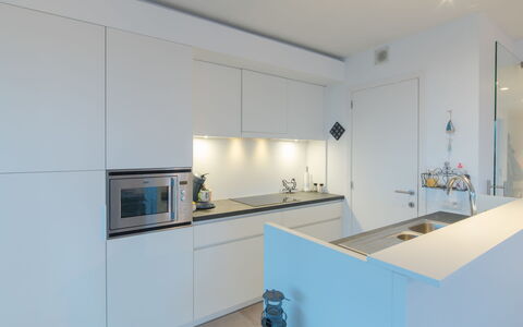 Pura Vida with Balcony: Ejendom, Værelse, Countertop, Indretning, Møbel, Cabinetry, Køkken, Bygning, Hus, Loft