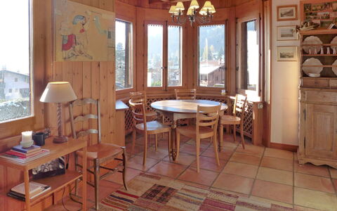 Marmousets 2: Værelse, Møbel, Ejendom, Bygning, Indretning, Etage, Bord, Hus, Hårdttræ, Stue